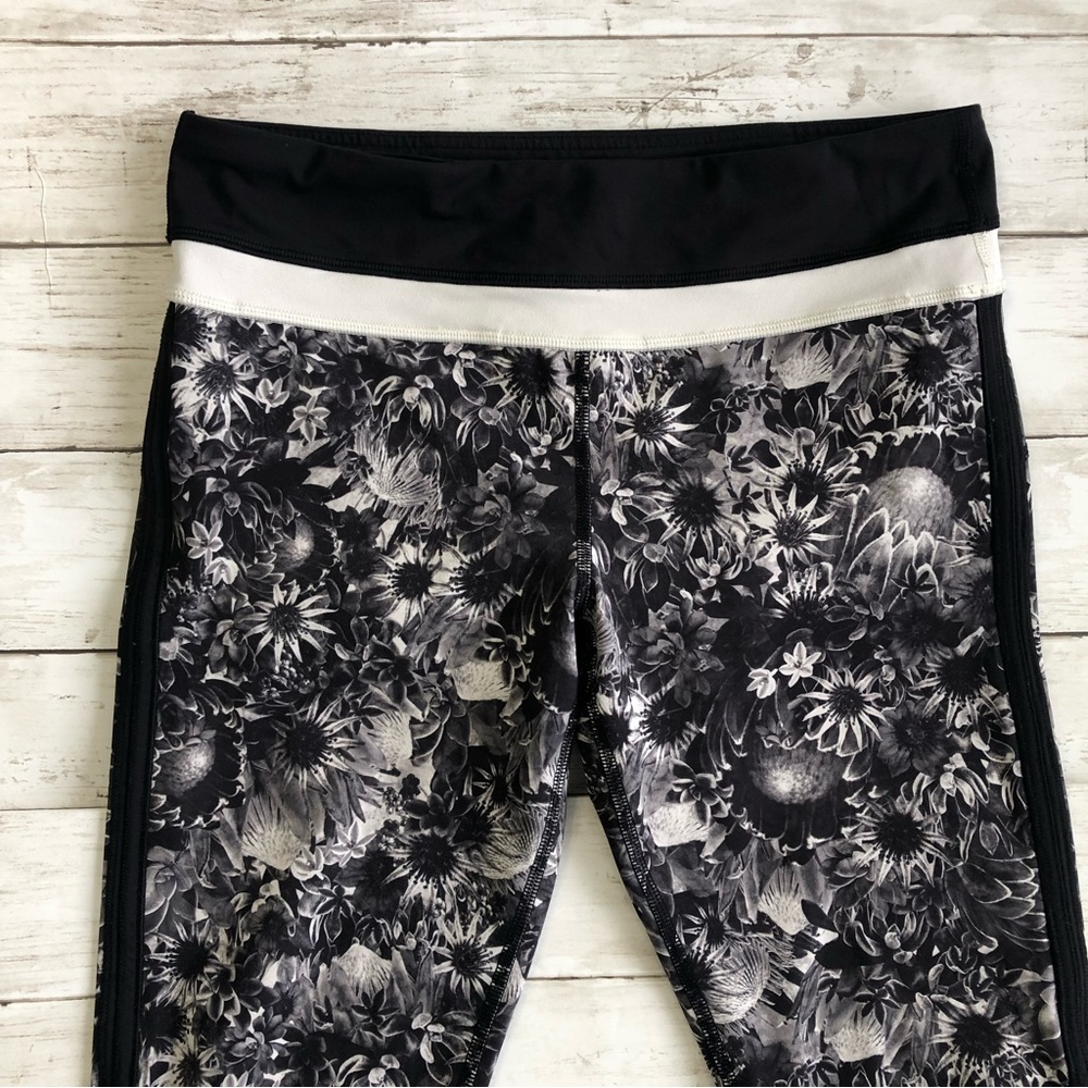 LULULEMON Up The Pace Flowabunga Black/White Sunflower Print Cropped Leg… - Picture 2 of 12